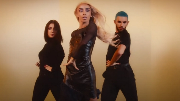 Bilal Hassani prend le "Control" dans son clip