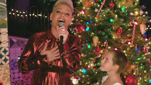 Pink et sa fille Willow chantent Noël