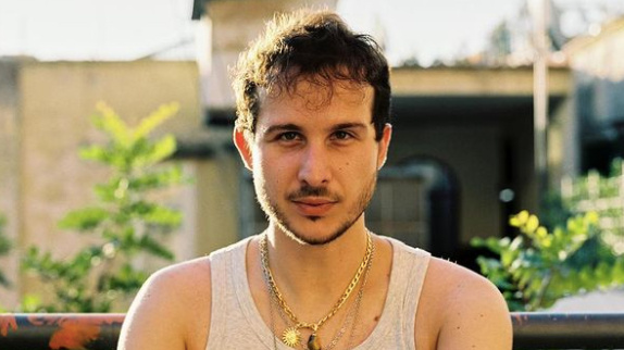 Fils Cara (The Artist) remixe "Sous ma peau"