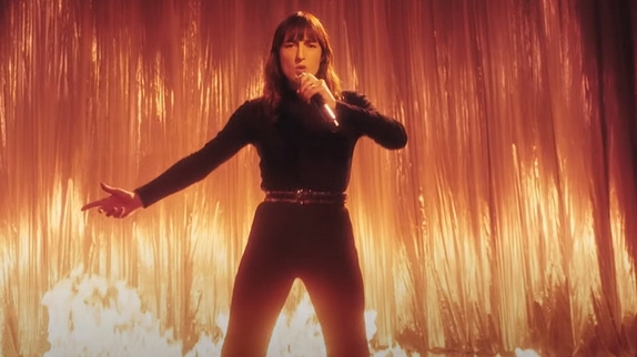 "Qu'importe" pour Juliette Armanet, voici le clip !