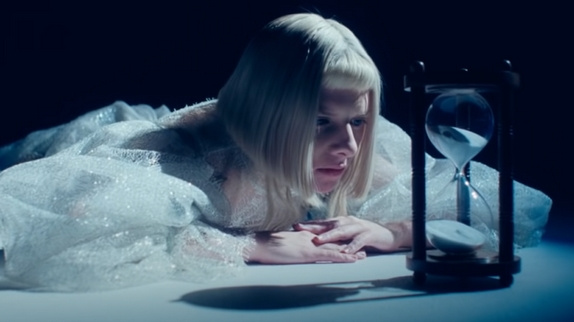 Aurora : le mystérieux clip "A Temporary High"