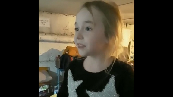 Une petite fille ukrainienne chante "Let It Go"