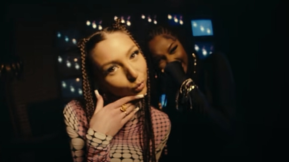 Ronisia s'éclate avec Eva dans "Longue vie"