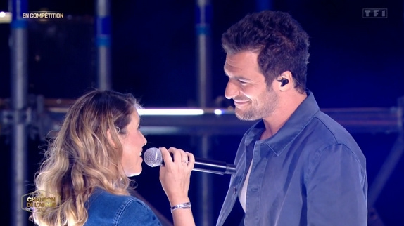 Amir chante "Rétine" avec sa femme enceinte