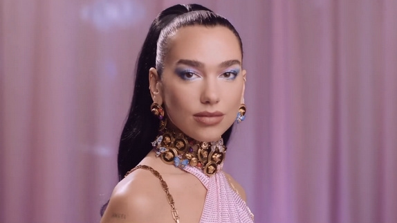 Dua Lipa devient Barbie pour "Dance the Night"