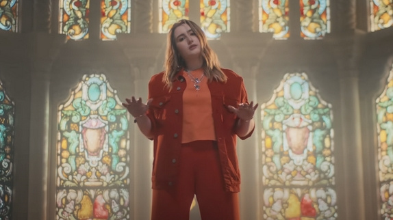 Rosa Linn remercie le ciel dans "Hallelujah"