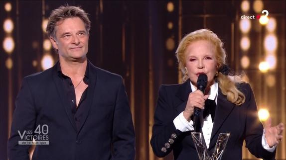 Victoires : l'émotion de Sylvie Vartan sur scène