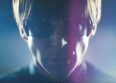 Miles Kane sur scène dans le clip "Taking Over"