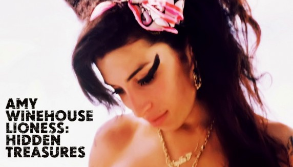 Tops UK : Michael Bublé talonne Amy Winehouse