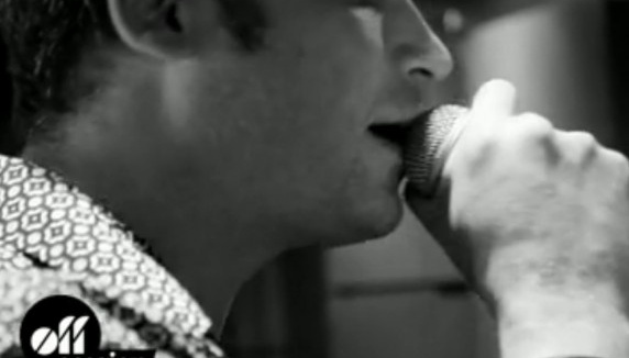Manu Larouy reprend "Glass securit" de Gainsbourg
