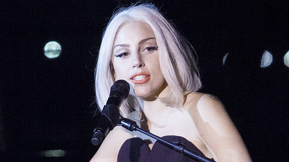Gaga interprète l'hymne américain à la Gay Pride