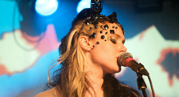 Kate Nash chante pour un ami agressé