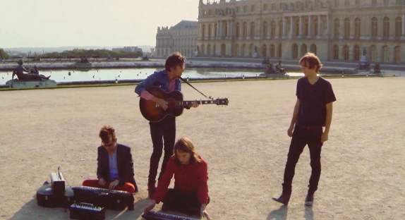 Phoenix chante "Entertainment"... à Versailles