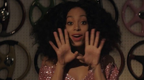 S. Knowles : le clip "Lovers in the Parking Lot"