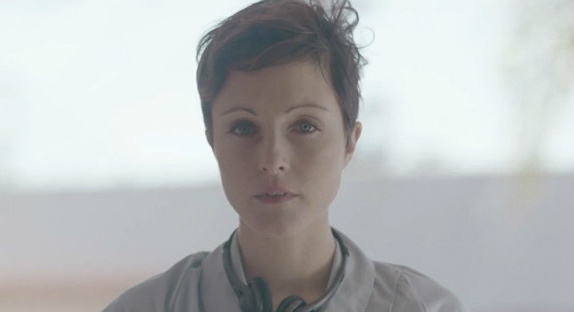 Poliça clippe son nouveau single "I Need $"