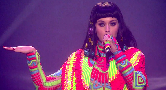 Brit Awards 2014 : L'Egypte selon Katy Perry !