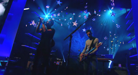 Coldplay chante "Magic" au "Grand Journal"