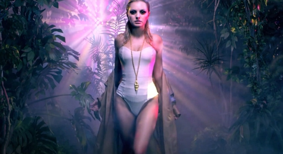 Alexandra Stan : son clip "Give Me Your Everything"