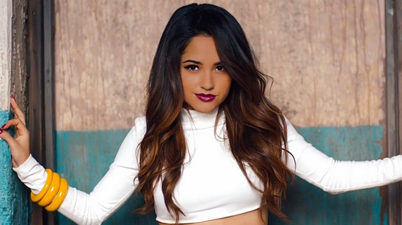 Becky G prend son envol dans "Can't Stop Dancin'"