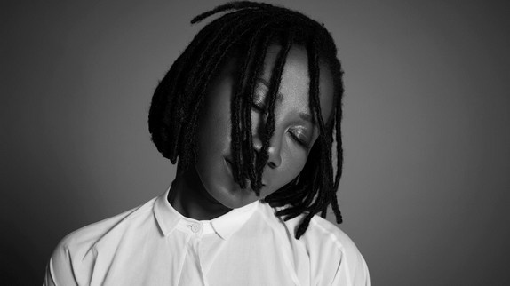 Asa dévoile le clip sombre de "SBG"