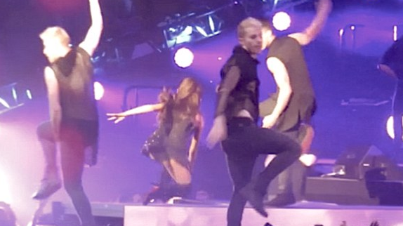 Ariana Grande chute en live