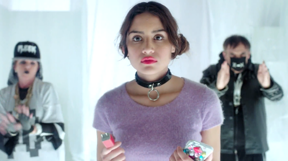 Charli XCX : un clip barré pour "Famous"