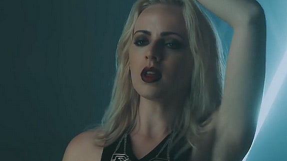 Madilyn Bailey enchaîne avec "Radioactive"
