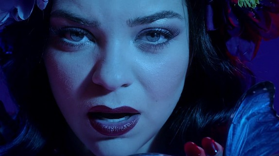 Caroline Costa dévoile le clip de "Blue"