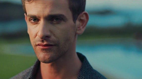 Josef Salvat : le clip drôle de "Open Season"