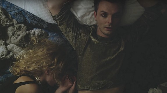 Hurts raconte la vie de star dans le clip "Wings"