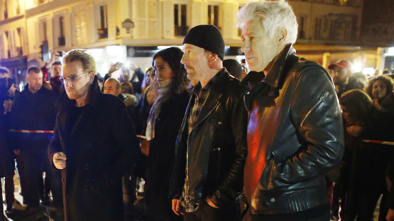 U2 se rend au Bataclan en hommage aux victimes