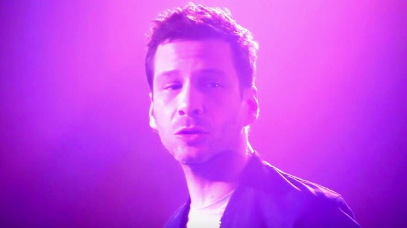 Alex Beaupain fait sa mue sur "Loin" : le clip
