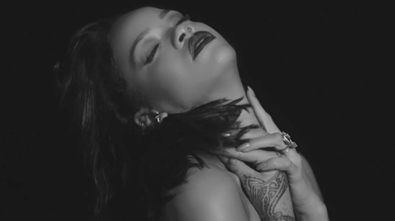 Rihanna torride pour le clip "Kiss It Better"
