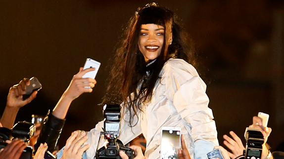 Rihanna : bain de foule à Paris dans son clip !