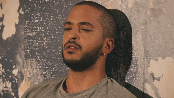 Slimane sur le fil dans le clip "Adieu"