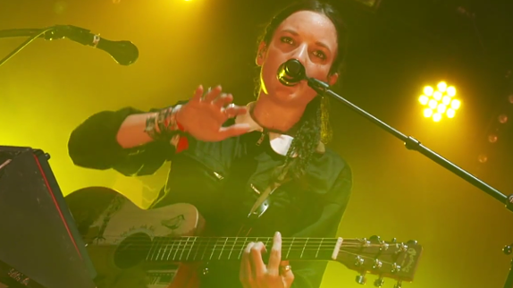 Jain met le feu avec son tube "Come" en live