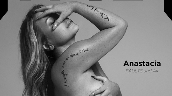 Anastacia pose nue après son cancer