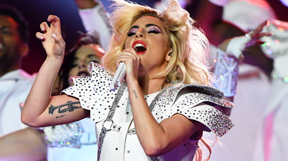 Lady Gaga au Super Bowl : un show dantesque !