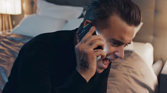 Robbie Williams tourmenté dans "Mixed Signals"