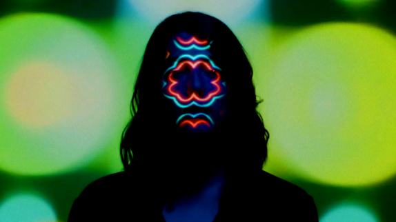 Léa Paci est une "Adolescente pirate" : le clip !