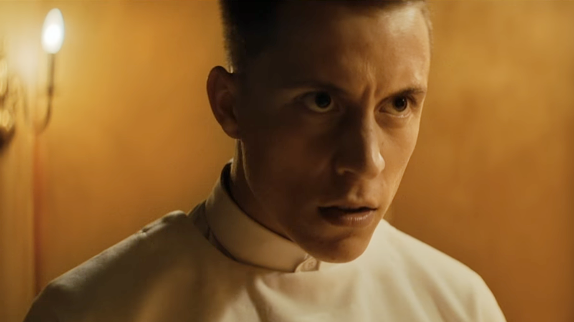 Loïc Nottet s'affronte dans "Mud Blood"