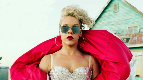 Pink dévoile le titre "Beautiful Trauma"