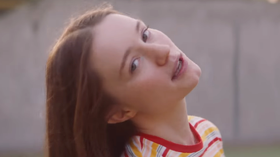 Sigrid brille retourne à l'école pour "High Five"