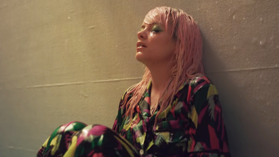 Lily Allen en pleine tempête dans "Lost My Mind"