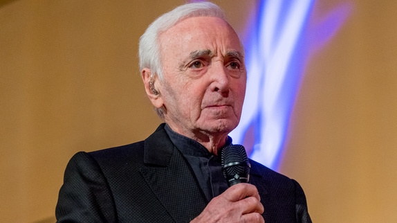 Charles Aznavour reporte encore des concerts