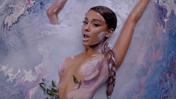 Ariana Grande affirme que "God Is A Woman"