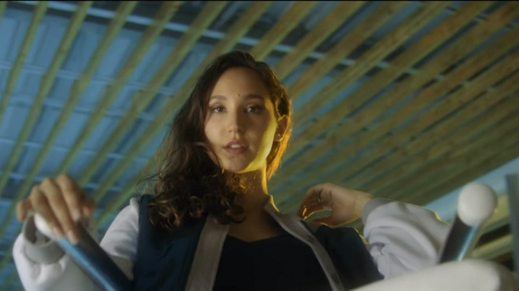 Tessa B. débute en solo : regardez !