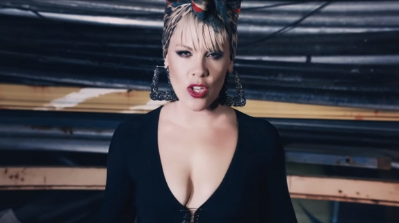 Pink dévoile le clip de "Secrets"