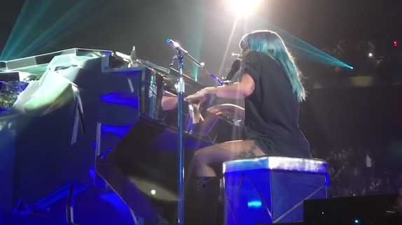 Lady Gaga interprète "Shallow" en live