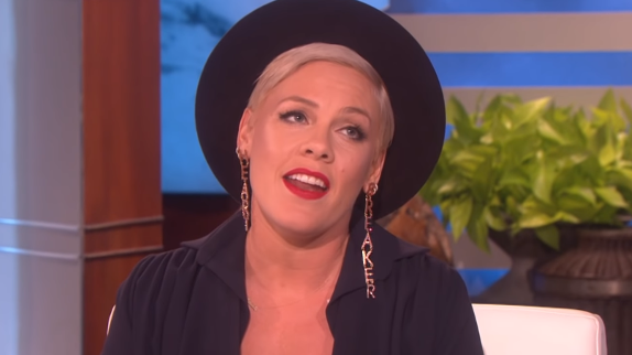 Pink chante un extrait de "Walk Me Home"